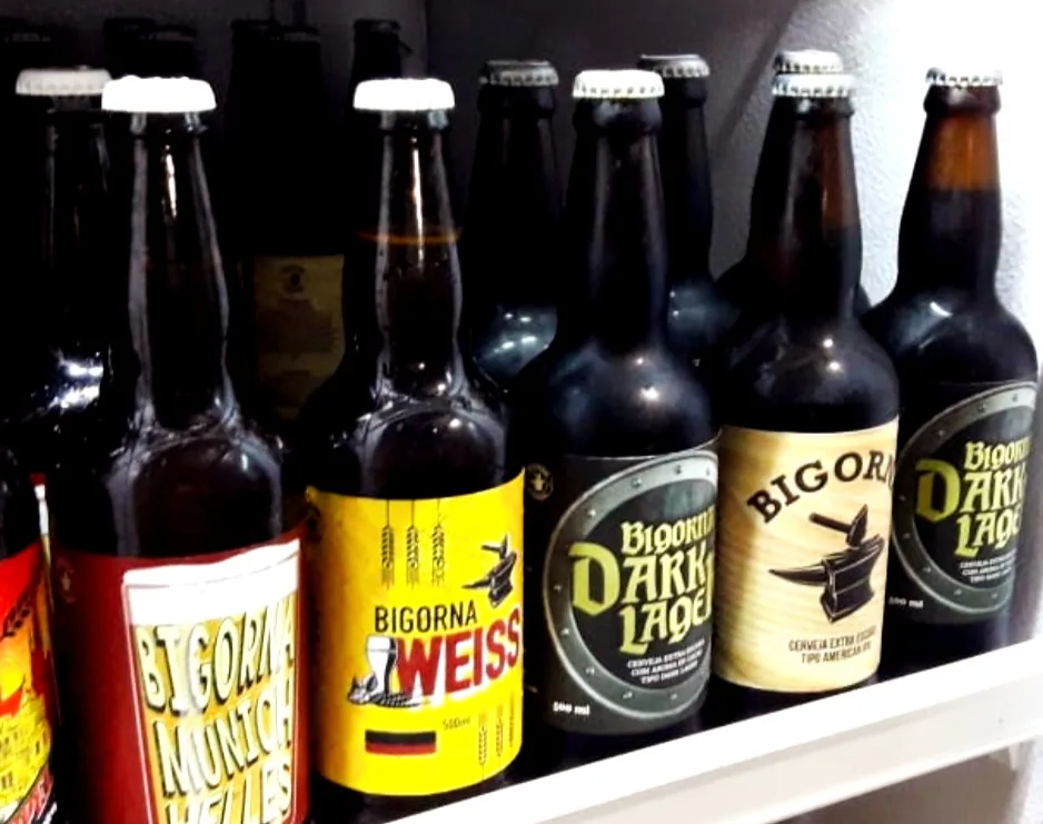 Foto real: garrafas Bigorna Munich Helles, Weiss, Dark Lager e American IPA na prateleira